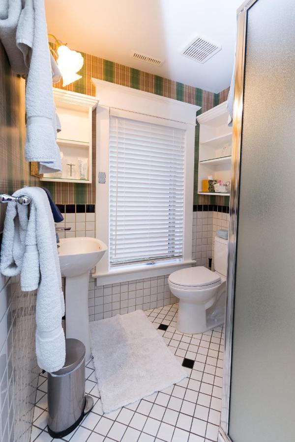 Calgary Westways Guest House Экстерьер фото